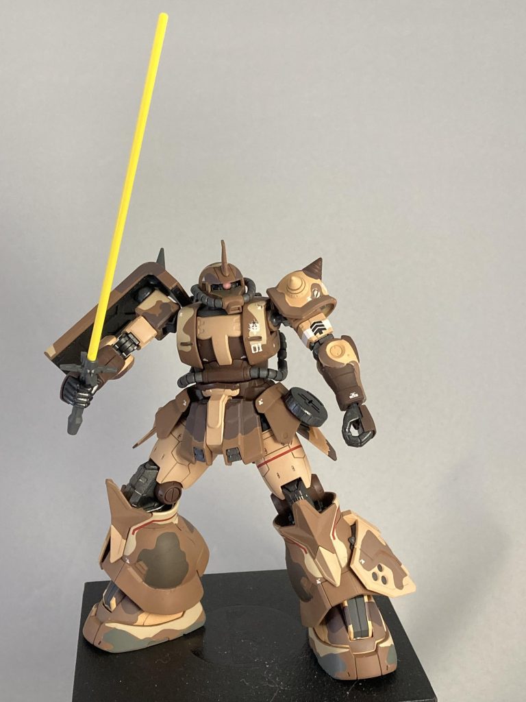 モノアイにクリアパーツ使用と肩にマイナスモールド入れただけです。