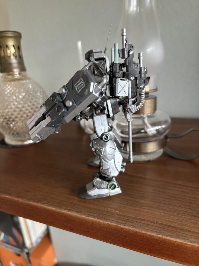 対MS地雷を、バックパック側面に装備。被弾したら大変！！