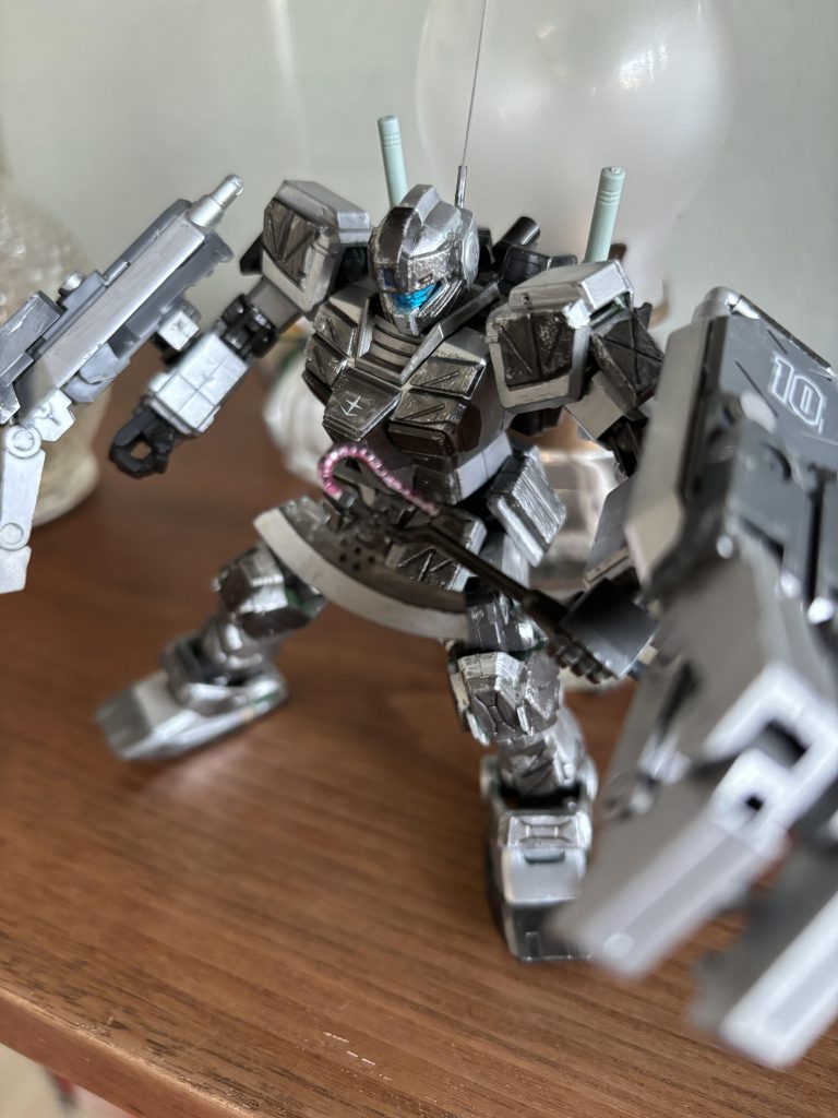 ジオンの鹵獲機から奪ったヒートホーク。鹵獲した機体の、パイロットと仲良くなるのが上手なのでちょくちょく相手から武器やパーツを、もらってくる。