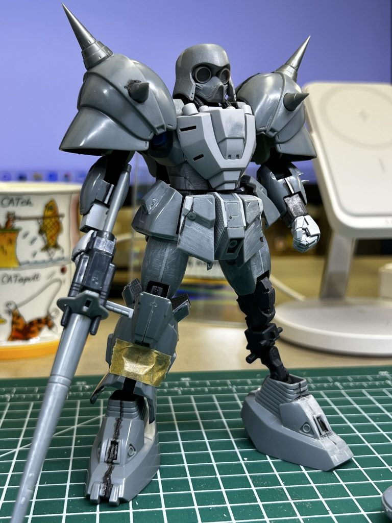 大まかなパーツが揃った頃の画像です。ハッキリと判る写真が無かったのですが、装甲が分厚く見える方が好みなので肩の装甲やサイドスカートや膝の横などにプラ板を足して厚くしてます。