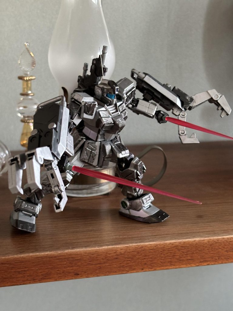 戦場で舞う姿は大型クローからサソリ（スティンガー）と呼ばれている。