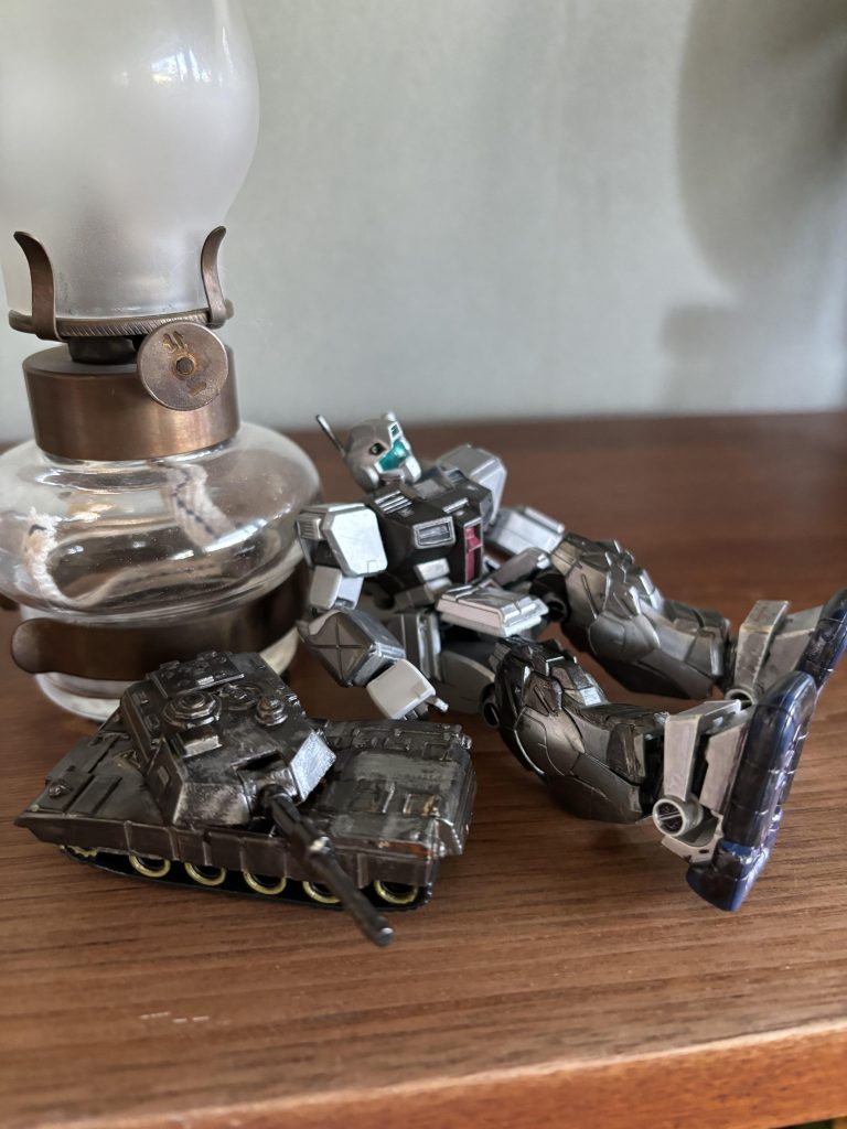 ジムパイロット『ふぅー疲れた〜やっぱまだこの新型        には慣れないな〜』戦車兵『お疲れ!あのドムなかなか格闘がうまかっ    たな、格闘経験者か?』ジムパイロット『どうだろうな、また戦いたいぜ』