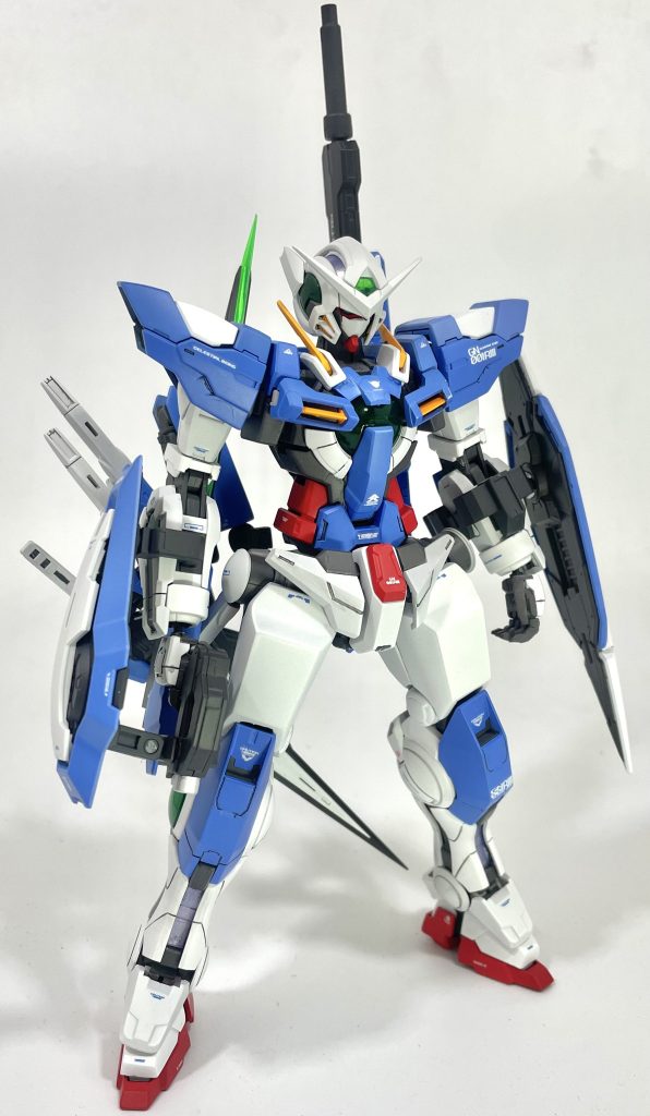 GNロングライフルとセブンソードの両立をコンセプトとして作りました。行った加工は主に両足太もものボリュームアップ、スリッパの小型化、一部の可動箇所の改修、武装をマウントするサブアームの自作です。