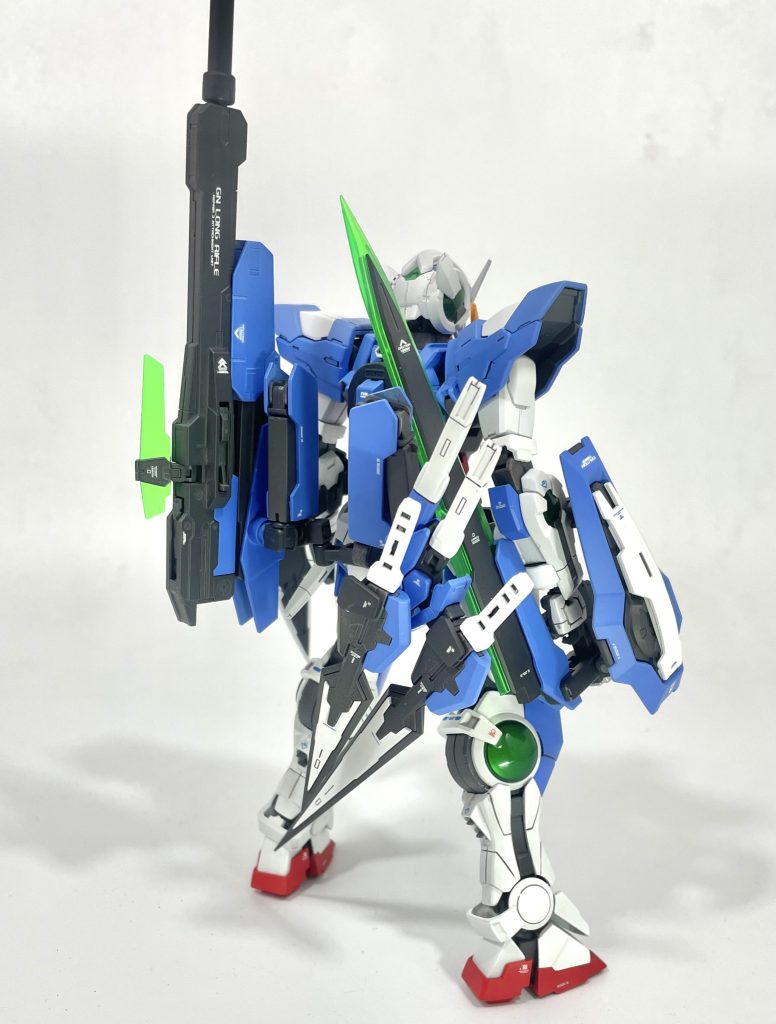 パワードアームズとプラ板で自作した武装マウント用のサブアームはエクシアリペアⅣへ繋がることを意識して腰部に設定。