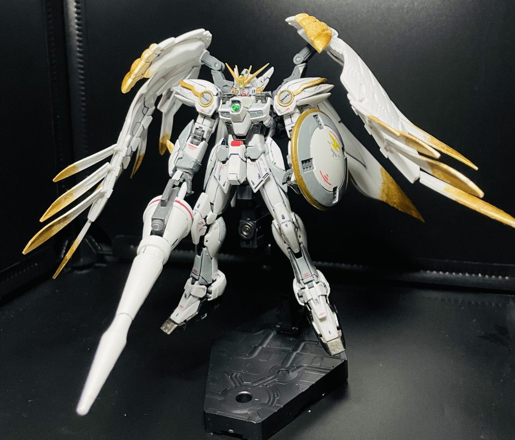 艶消し白、艶あり白、エアクラフトグレー、なんとかかんとかホワイト、なんとかグレーグレーも合わせると5色?白だけでも使ったような(もうほぼ覚えてない)