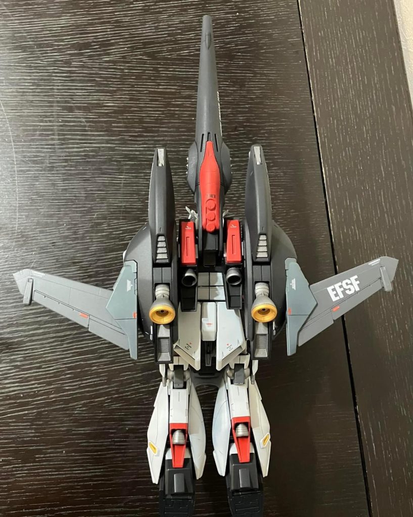 リガズィカスタムは、可変後退翼から固定前進翼に変更しています。☝️😙