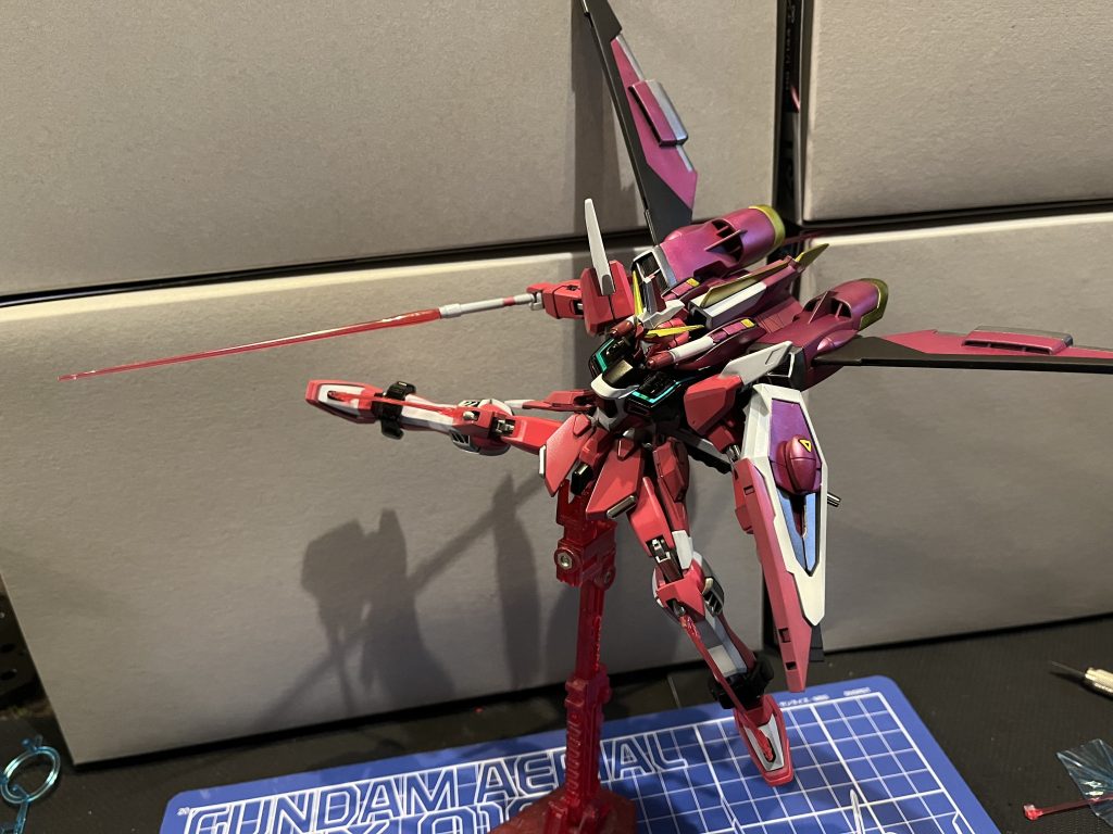 このシーンをHGで再現出来るようになったのは凄いですね。関節がボールジョイントだった頃では考えられないです。