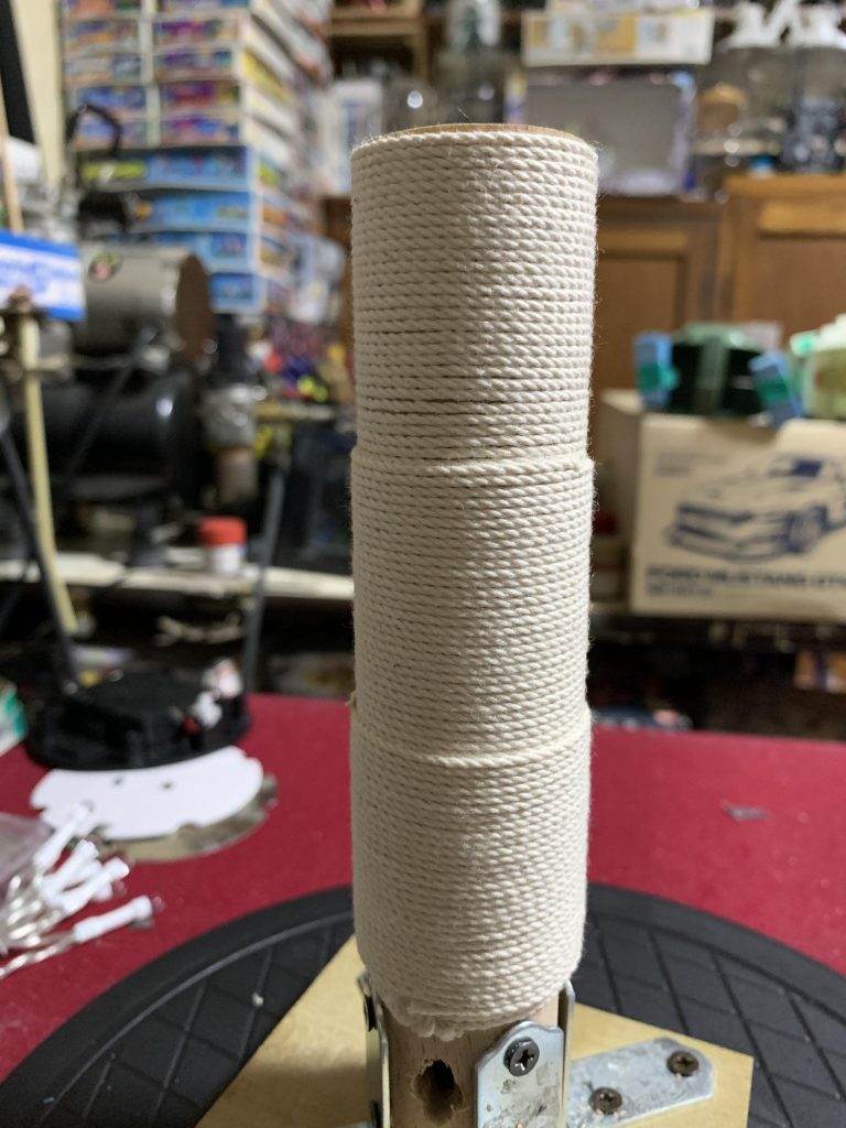 灯台は木の筒にたこ糸を巻いてテーパーを付け、表面にモデリングペーストを盛っています。