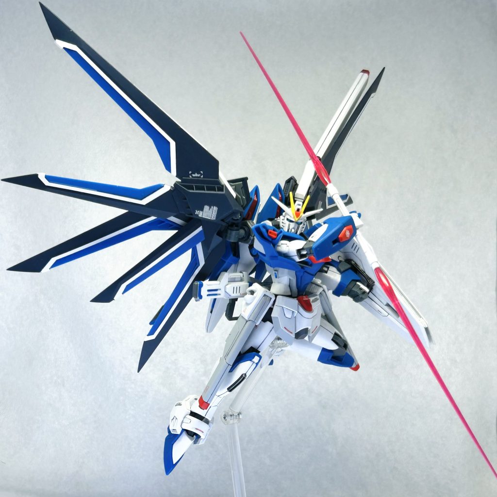 足をのばしたポージングがとても映えます。可動域を広げるためのシードアクションシステムですが、結果的に足の長さを調整することもできてしまうので各ポーズごとに最適な長さでポーズをとらせられます。