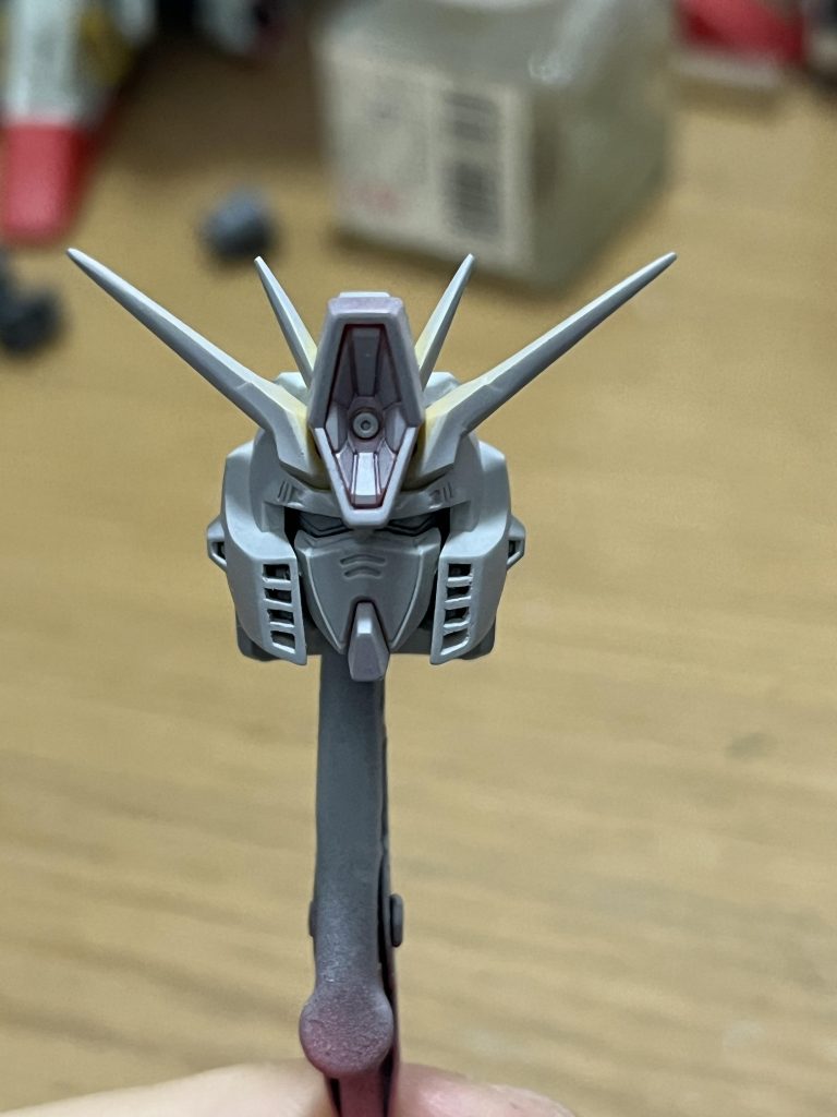 頭部加工後のサフ画像です。ルーペをのぞきながらチマチマ彫り込みました。