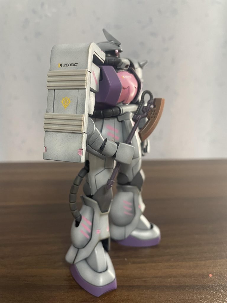 シールド部分もスジ彫を斜めラインも入れたのですが微妙なズレが気に食わず埋めるのもめんどくさくてプラ板貼り付けでごまかし。