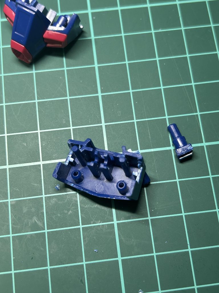 胴体の可動範囲拡張のため肩と胴体を接続していた軸を外します。