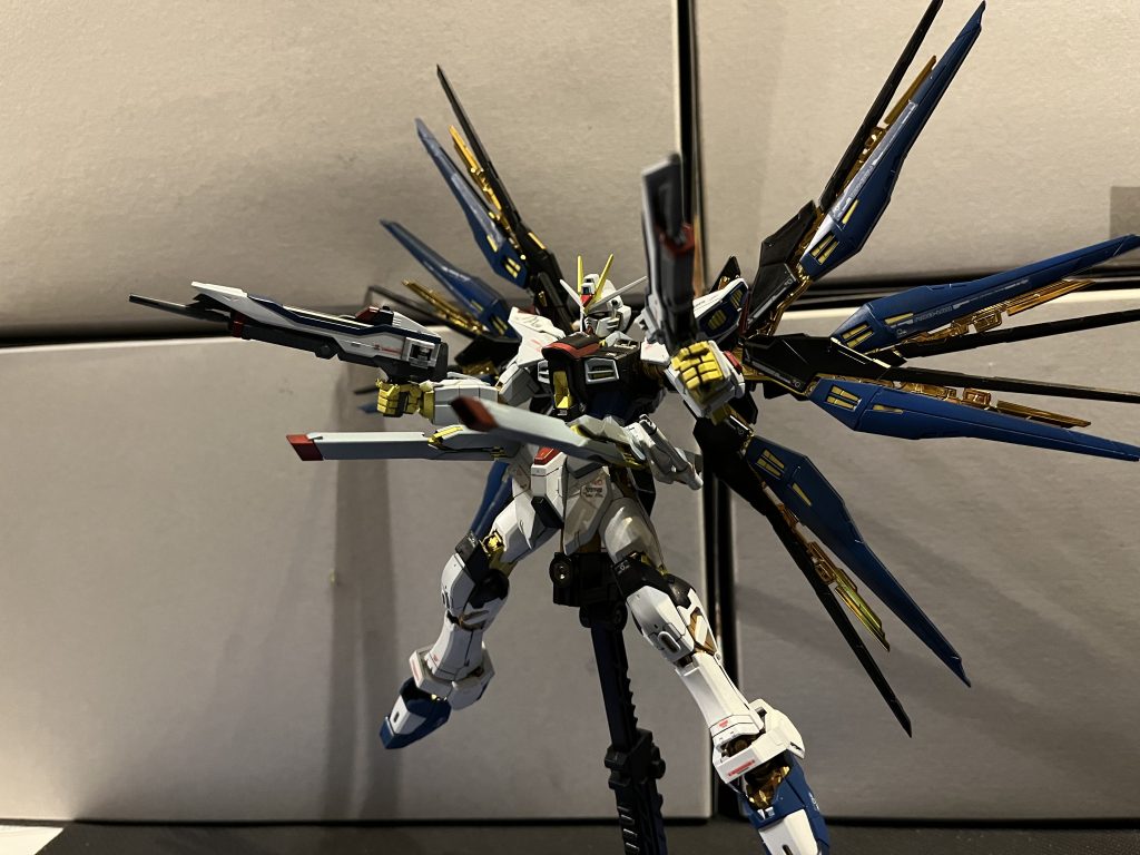 ドラグーンの箇所がズレるようなギミックがありレールガン部分も伸びるのでフルバーストのポーズがカッコ良く決まります。