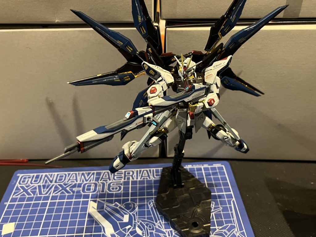 ストフリと言ったらこのポーズ。異論は認めます。(フルバーストは全フリーダム機の殿堂入り)旧プラモは片方横向きで取り付けた気がするのですが、此方は両方縦向きで連結可能。劇中に近いポーズが出来て満足。