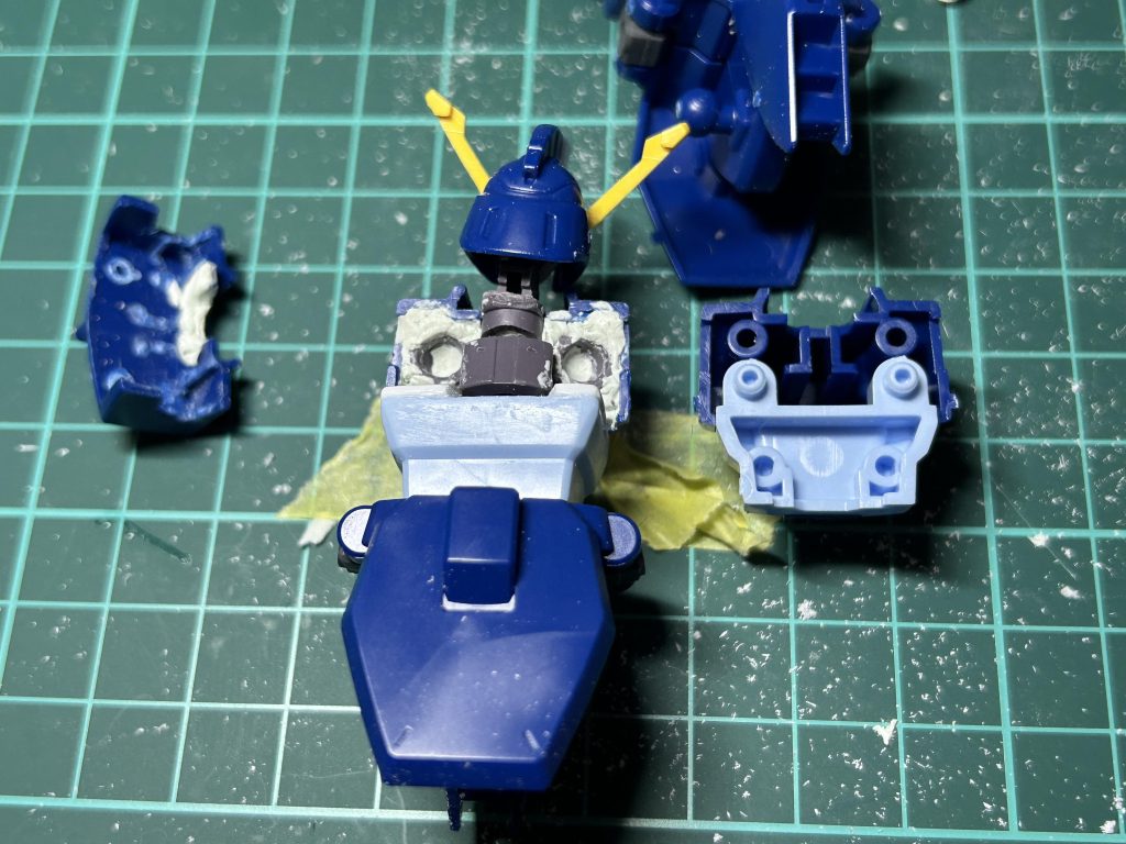 胴体はプラ板で1mmの延長と左右に動かせるように関節を移植しましたやり方を完全に間違えており動くどころか、動かす度にポロポロ分離します。