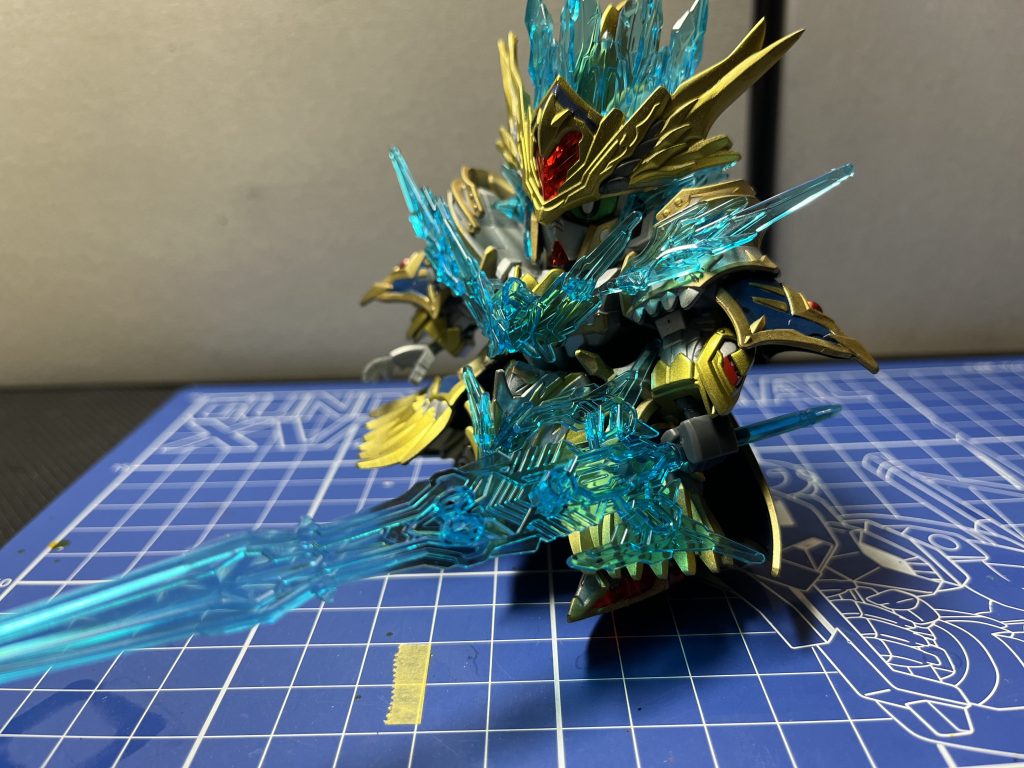 クリアパーツはカッコ良いですね。色を塗る時はクリアパーツを生かすか、完全に塗装してしまうか悩みますね。