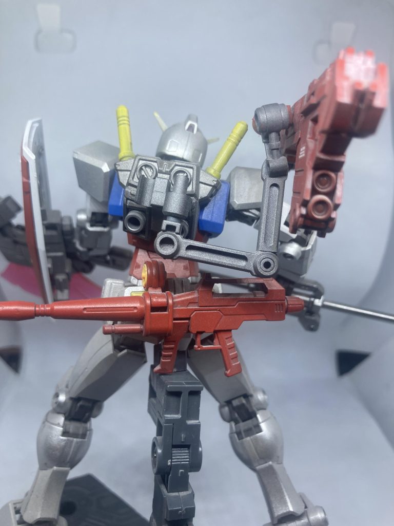 背中の穴にジョイントパーツとシステムウェポンを付けてるだけなので普通のガンダムにも簡単に戻せます。