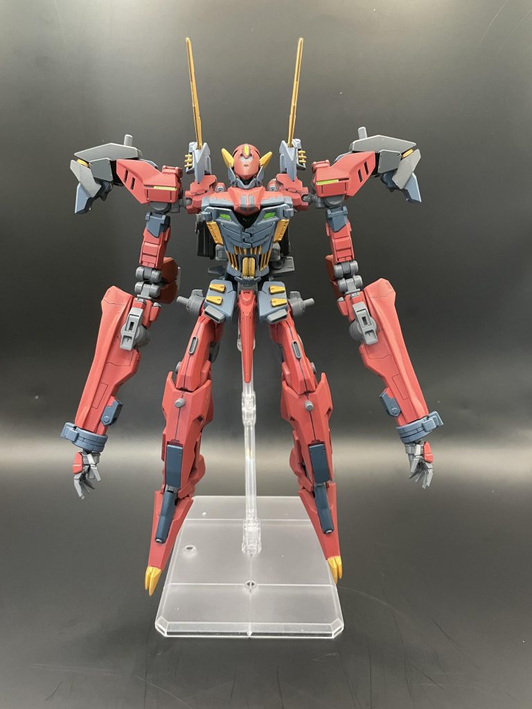 素体：フェイスオフモード(ハードポイント非装備)1対多の太陽炉搭載型MSとの戦闘を想定して開発されており、戦況に応じ機体各所のハードポイントにて装備を換装することができる。また、内蔵武器が機体各所に装備されている為、ハードポイント非装備でも十分な戦闘が行える様になっている。これは足の1本、腕の1本になった場合の極端な継戦能力の低下を防ぐ為、という感じです。