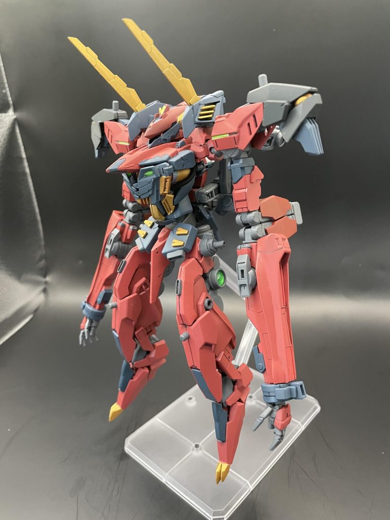 知り合いから頂戴したジャンクパーツを多用して製作しました。ベースはガンダムスローネドライになります。なるべく00の世界観と鷲尾さんのデザインを壊さないようにパーツを選びました。ゲテモノガンダムを追求した結果、ガンダムヴァサーゴの意匠を各所に散りばめてみました。本家ヴァサーゴのパーツを一切使用していないところがこだわりです。