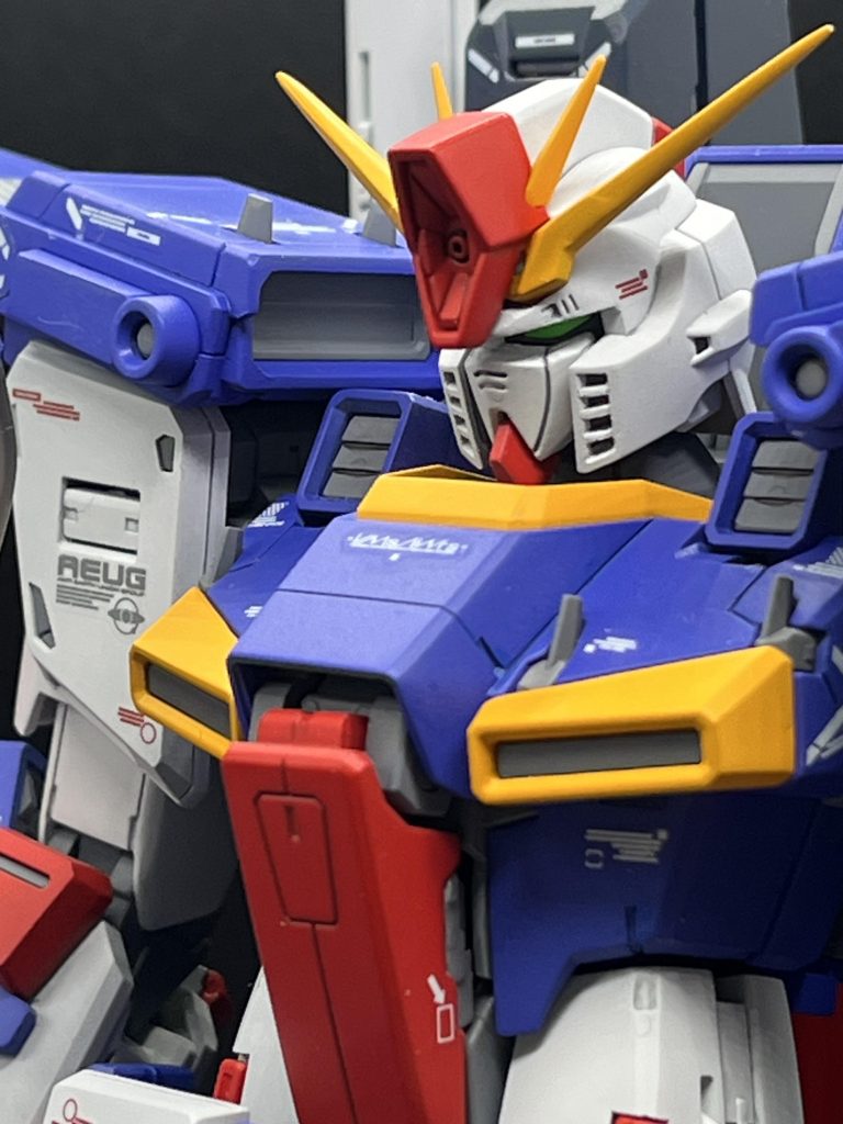 今回一番こだわった部分、頭部。めの上の日差し?の部分のエッジを落として目つきをアニメ設定に近づけ、眉毛のような謎のディテールを再現しました。ほっぺインテークの仕切りも再現しました。自分なりに大満足の出来栄え。