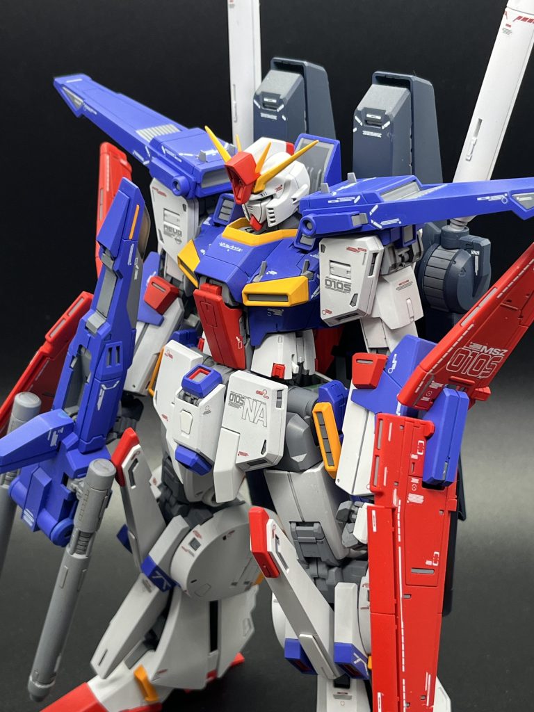 まず最初に言いたいのがこのキットめちゃめちゃかっちょいい!変形機構のあおりをうけて肩と手首の接続が一軸なので、ちょいとポーズが決めずらいですね。肘関節は可動の向きを変えてアニメ的な可動は変更しました。