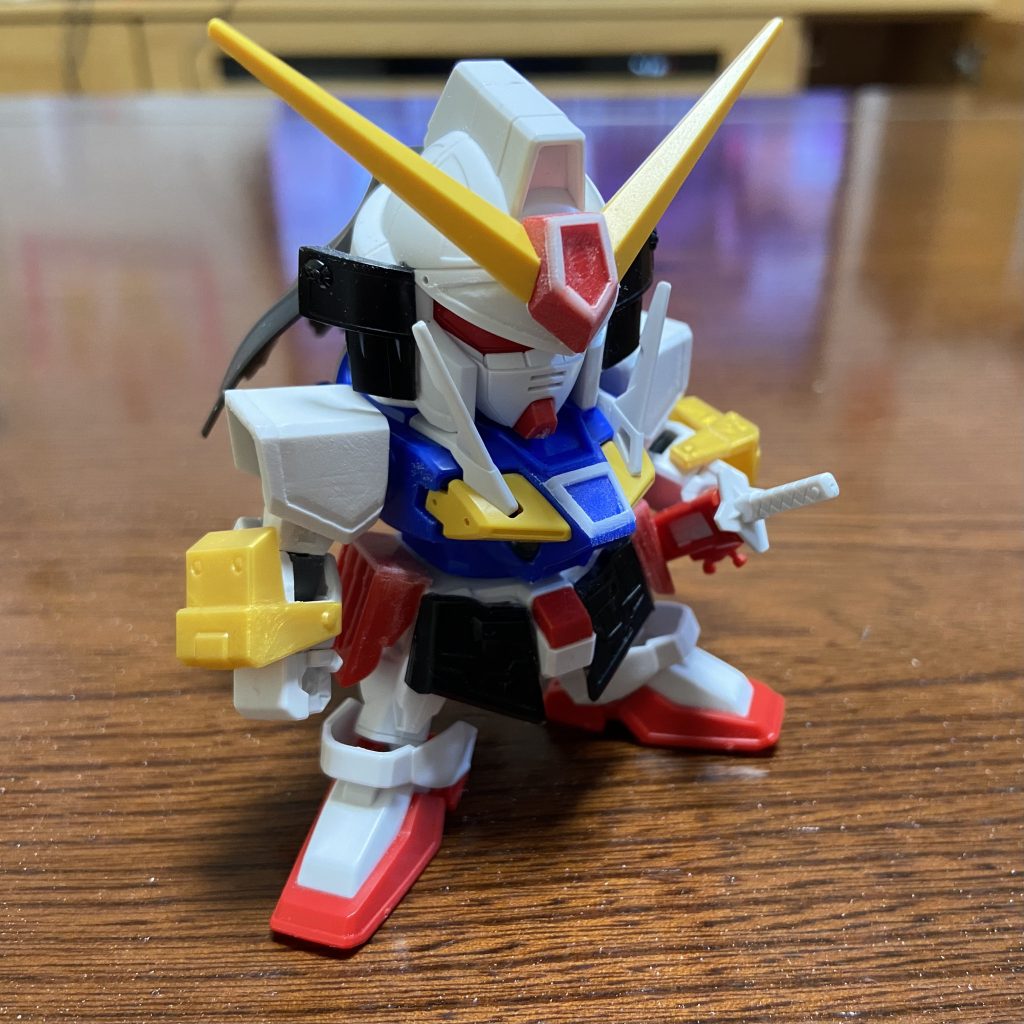 で極力ベースの形状を変えずに彫ったり貼ったりする方向にしました。肘関節はポリキャップを仕込んでます。腰アーマーはフロントは烈火武者のをポン付、サイドは肩鎧の先を形状変更して利用してます。