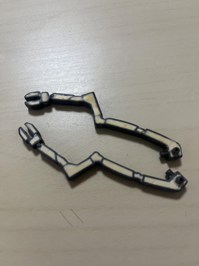 初めてのパテ埋め。簡単そうに見えて難しかったです。色塗ったらデコボコだらけ…まぁ殆ど見えないから良いのですが(@_@)