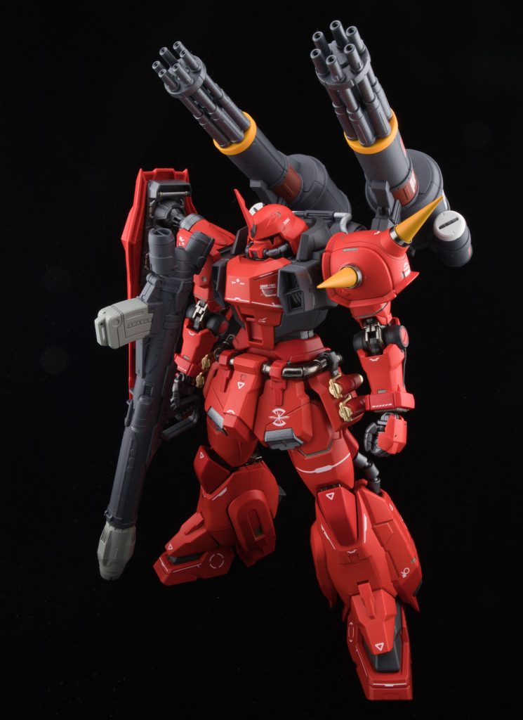 プレバンのレイ・ザ・バレル専用ブレイズザクファントムを真紅の稲妻カラーにしました。ザクファントムですが、左肩はシールドではなくスパイクの方にしました。そしてスパイクも３本に。高機動型っぽくブレイズウィザードを付けたかったのですが左肩のスパイクが長すぎて干渉してつけれなかったのでスラッシュウィザードにしました。