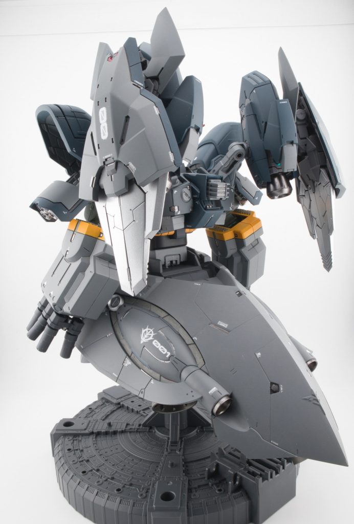 背中はサザビーのバックパックを逆さに付けてコトブキヤ兼志谷シタラ Ver.ガネーシャのトップスギアを付けてます。