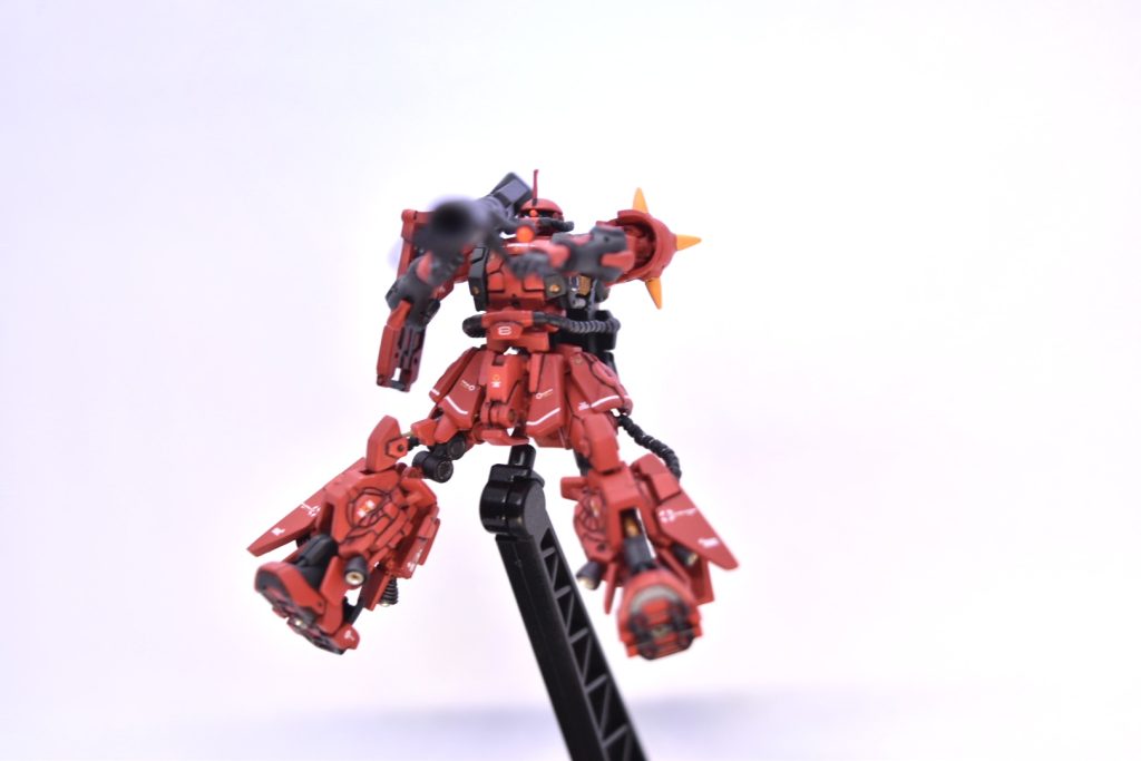 よくあるバズーカ両手構えポーズ✌️ジャイアントバズのグリップは動きます!写真ボケてるけど!