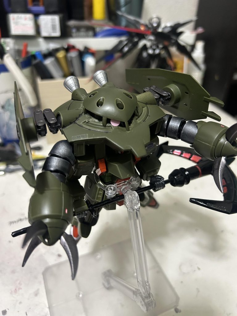 エクツァーンを取り付けずにズゴックの腕を装着し、近接戦闘能力の強化をはかり、ズゴックの頭部をバックパックに取り付け、あらゆる方向での敵の迎撃も可能。ブレスベルグはエクツァーンを取り外した仕様により、ビームの向きは変えることはできませんが、単体での火力も高いのでそのまま使用してます。