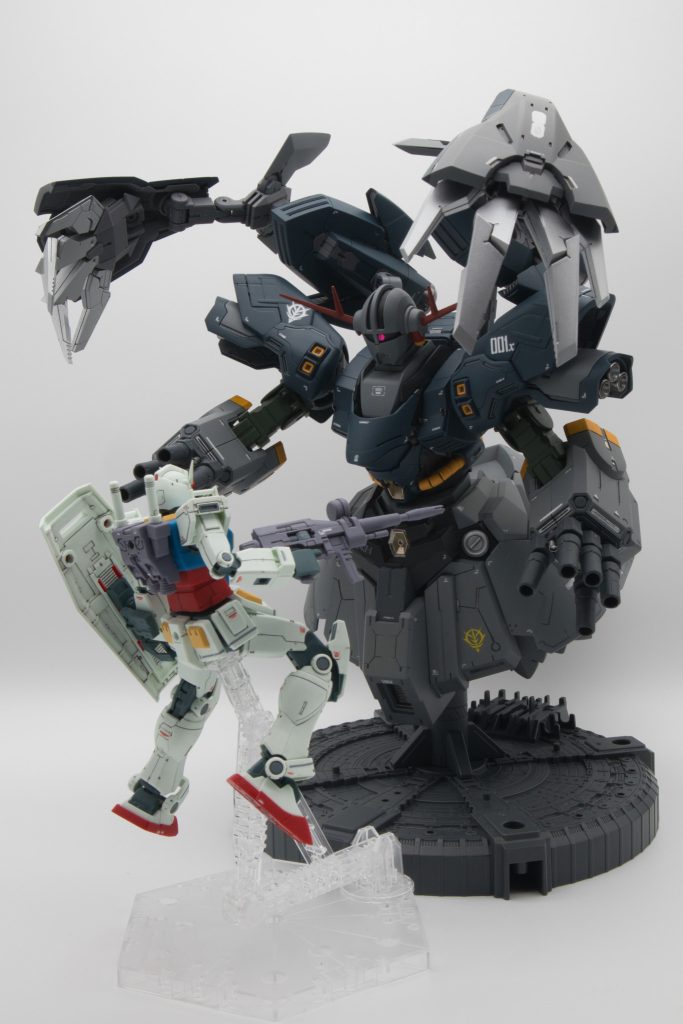 ガンダムと対峙。ジオングって脚がないとガンダムより全長は小さいのですね。知らなかった。元のジオングより一回りくらい大きくなっちゃいました。最後まで閲覧頂きありがとうございます。