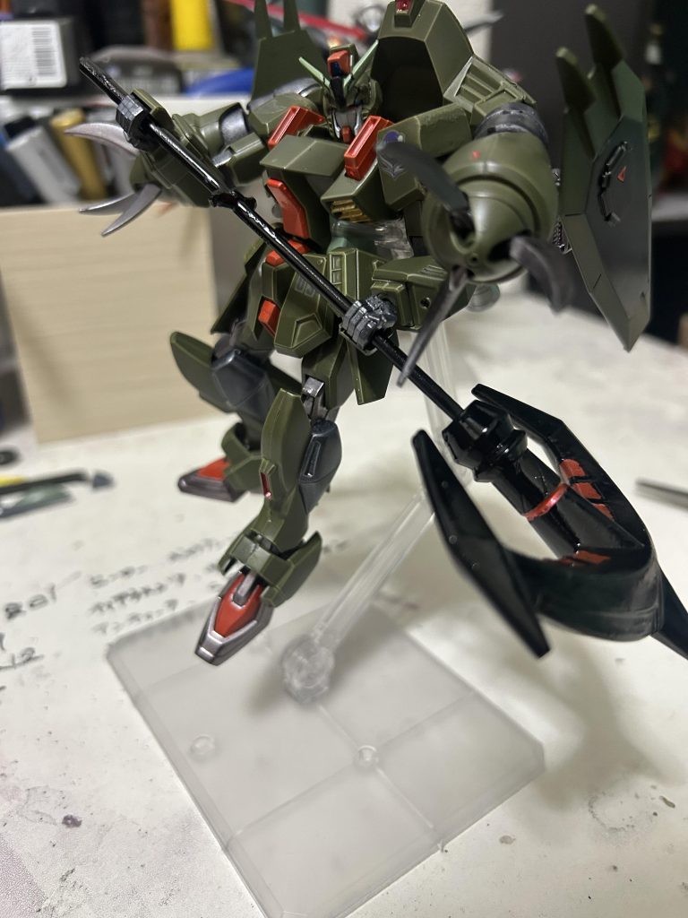 武装のニーズヘグはバランスが悪い感じがしたので、ジャンクいれの中にあったアンカー型の武器と、ランナーの固めのプラスチックでできたやつをちょうどよい長さに切り、アンカーと合わせました。とゆうわけで、なんか思いつきで作ったガンプラなんですが、ズゴックの頭を移植するのに苦労しました💦パテが上手く使えなくて隙間うめるのに使いましたが、歪すぎて、今回残念なのはそこでした😢では今回はこれで失礼します すみません、別の写真が入ってました^^;