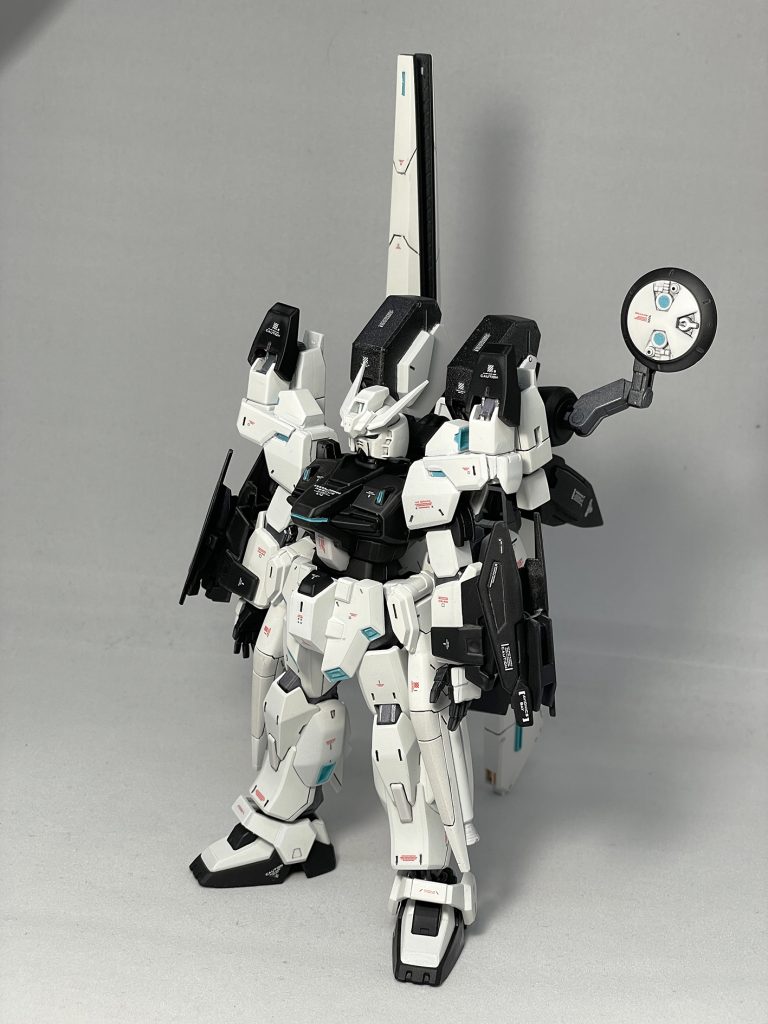 二本腕二本脚スタイルになると主役機のような様相に。