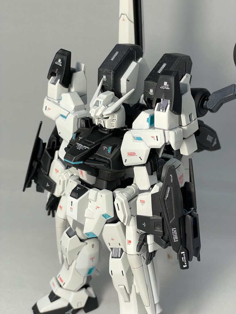 この角度も好きです。ちなみに撮影中に片方のツノが、もっきり折れました。おちこんだりもしたけれど、私はげんきです。ツノといえば、元々の発想はパトレイバーThe MOVIE2のイングラム3号機のジャミング発生時に「頭部がメデューサのように」という、味方機でありながらグロテスクな変貌を遂げる事に端を発しています。