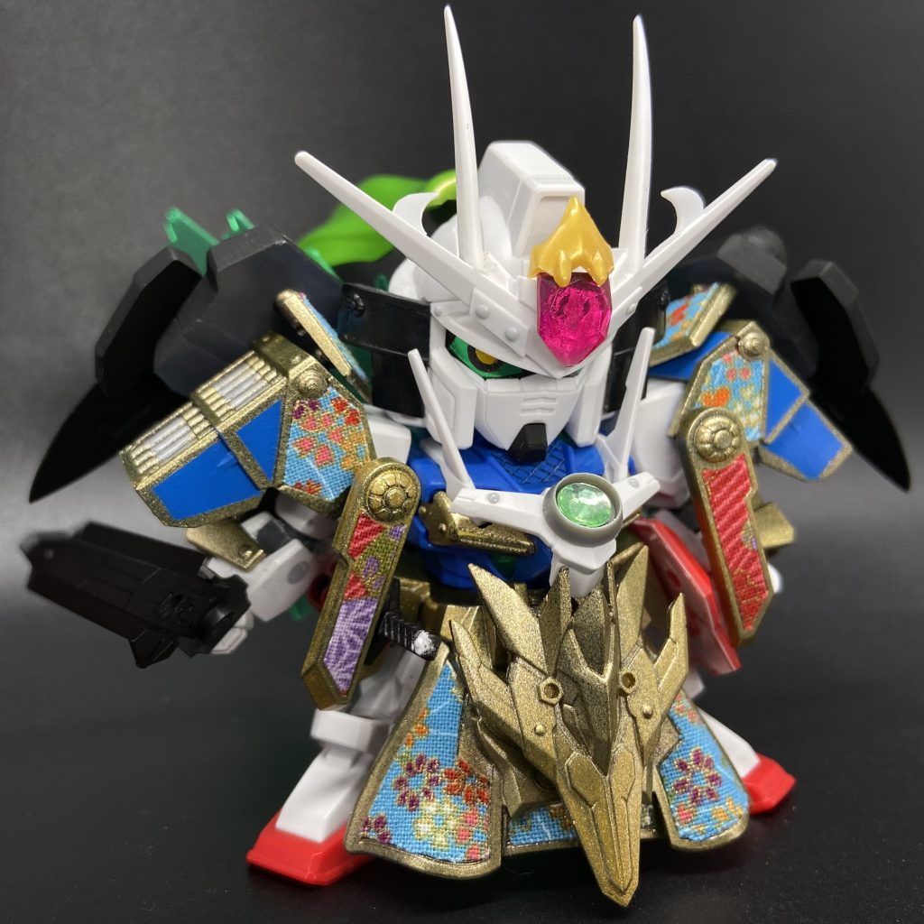 ダブルオーの前立てはEXSDのOOをベースに、プラ板と糸ようじ、伸ばしランナーリベット打ちと100 均レジンシール（ピンクのとこ）、馬超バルバトスの前盾から錬成。胸のオプションパーツはOOの腰パーツから取ってます！フロントスカートは張郃アルトロンのドラゴンハングとアルセーヌXのリアスカートで錬成。