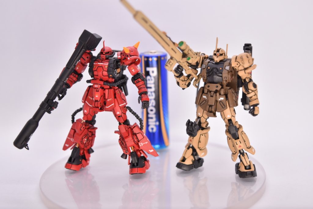 ちょっと前に作ったザクスナイパーと比較。身長はあんまり変わりません。やっぱザクはええですな😆