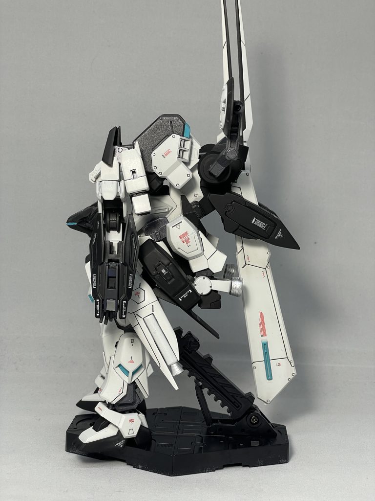 二脚状態のサイドアングル腕と脚は、こんな感じで折りたたまれています。Zガンダムが0.5秒で変形するなら,腕と脚の展開くらいなら余裕だろうと考えています。(エアバッグの展開くらいの速度で、展開するはずです、きっと)