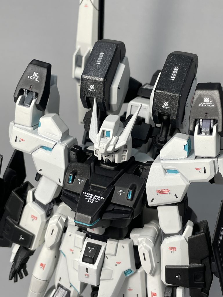 アップ。初めてのデカール貼付。お気づきだろう…所々、デカールがないことを。デカール貼って一日放置してトップコート吹いて、乾いてから気付いたんですよね…。制作開始から二ヶ月。まだ子供が小さく、パーツを口にしてしまうのが怖いため子供が寝てから製作。そのため寝る前の1~2時間程度でチマチマと製作を進めてました。