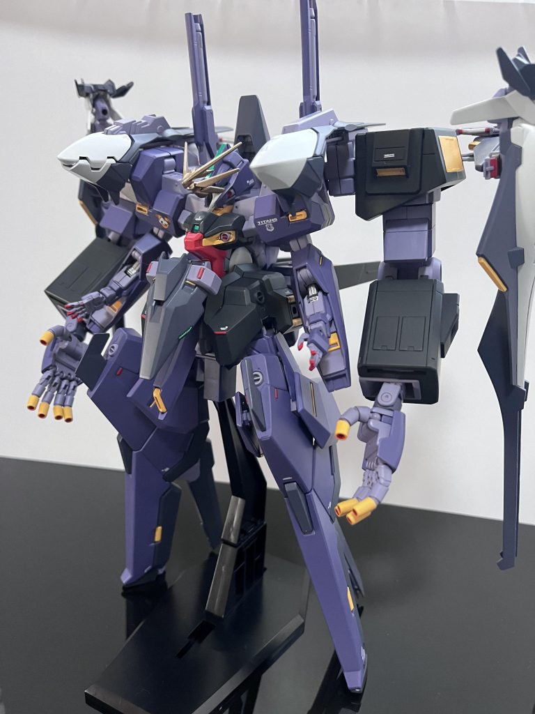 サイコの指など細かな黄色の部分もマスキングしてピンクサフを吹いてから塗装しました。