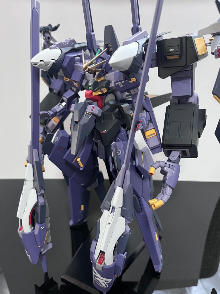 ブレードを持っている定番ポーズブレードは元のウーンドウォートから流用しているせいで短いので。ブレードが長いTR-1(ハ)から持ってきました。これで見栄えが良くなったかと思います。(ハイゼンスレイIIの設定画を見ると本体より遥かに長いという、、)