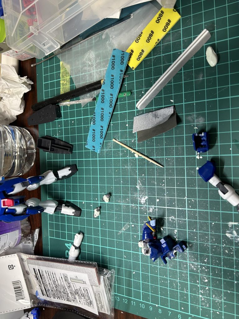 バインダーの重みで肩が落ちないように接続パーツにパテを盛ってガードを作りました。構造としてはMGやRGのような肩と腕が別々になっているあの感じです。肩が落ちるのは止められませんでした。