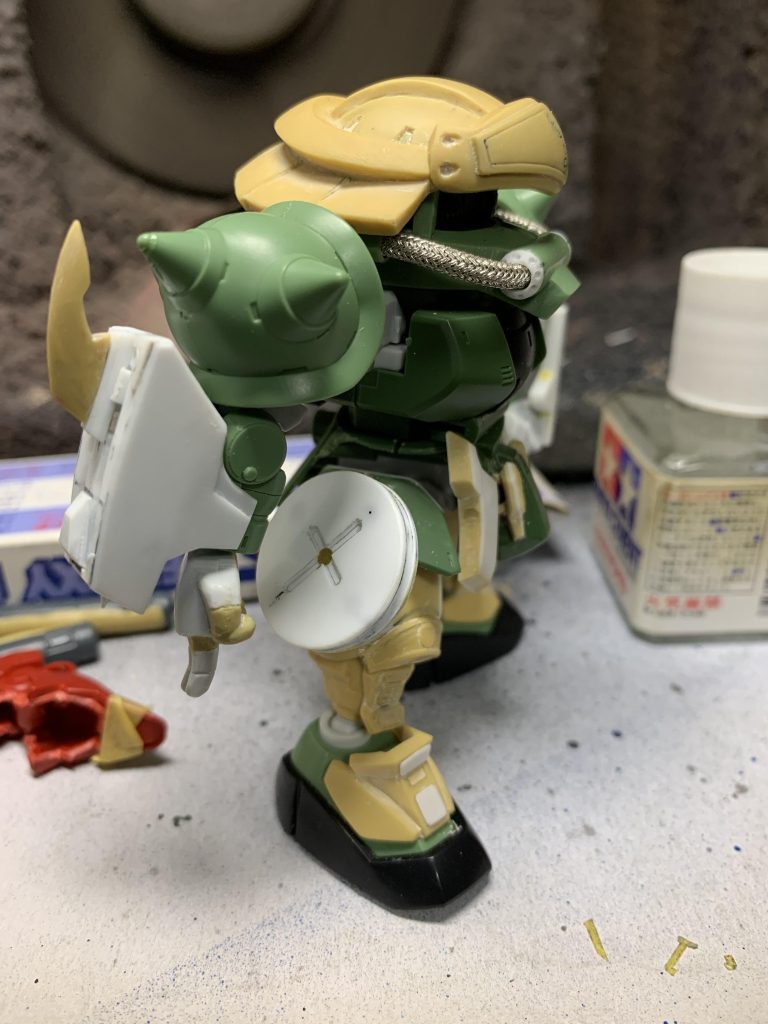 ネオジム磁石で腰に装着してたはず。2020年作なので、ちょいちょい思い出せない仕様がありまして申し訳ないです。