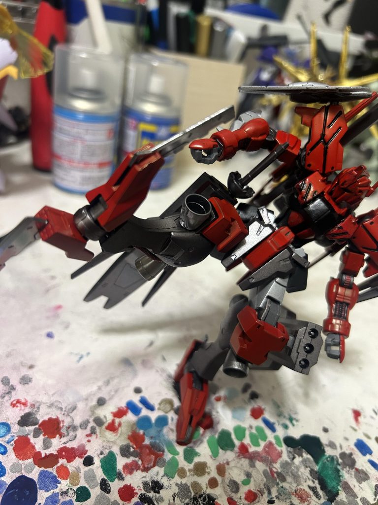 ハンターエッジも展開可能で、サーベルのマウントラックを足につけたことにより、重心が下によって、片足で立つポージングも可能ですが、ラックの位置により、少し大胆な動きを取らせづらくなってしまいました。