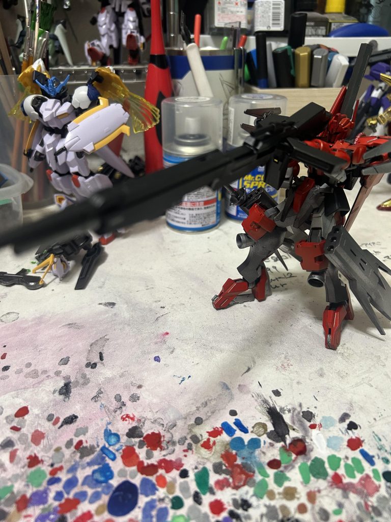 ハイメガも中古のZガンダムからもってきました。この百式はついてなかったので、てかHG百式にハイメガついてましたっけ？あと今回両肩にユーラヴェンガンダムのセンサービットを2機装備させました。これにより通常よりかなりの精密射撃が可能に