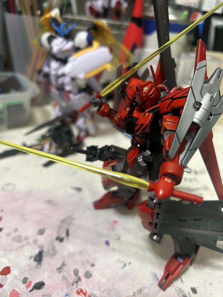 腰部にビームサーベルも2本ありますので、サーベルが破壊されても近接戦闘は全然可能です。