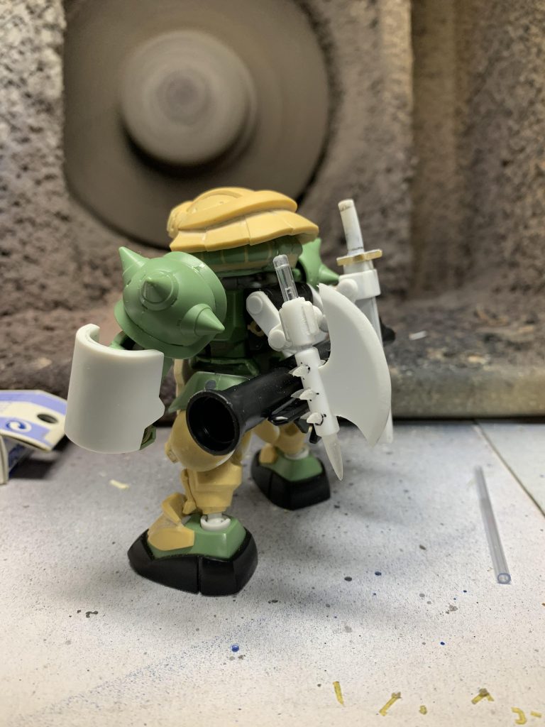 実際に、サブアームを動かしてそれぞれの武器を手に取れる位置関係になってたと思います。