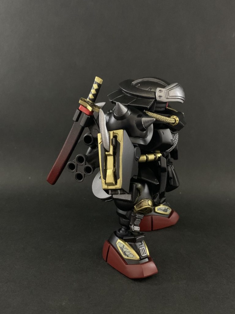 右腕の武器は刃の出し入れギミックあり