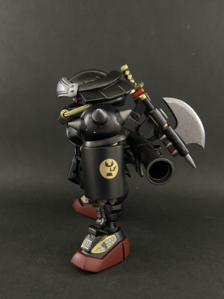 BB戦士のデザインとはちょっと変えて、両方スパイクアーマーの左にシールドの配置にしています。ちなみに、シールドデザインはG40の映像に出てきたシャアザクを参考にしています。