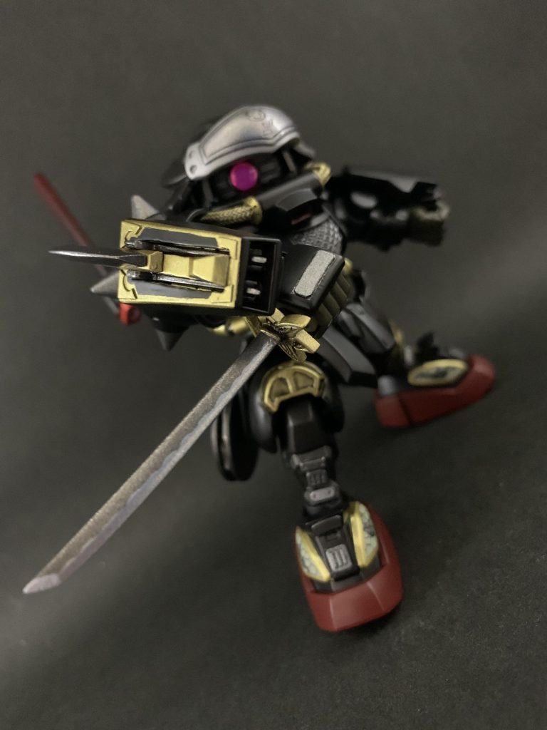 刀のツバはシャアのパーソナルマークっぽいデザインにしています。